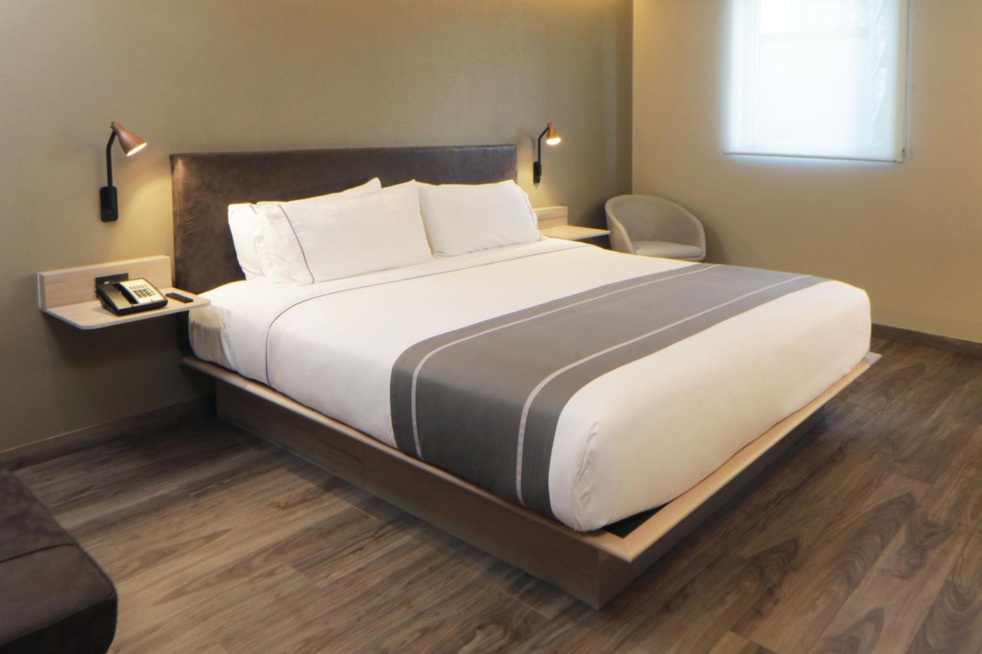 City Express Plus By Marriott Guadalajara Providencia Экстерьер фото